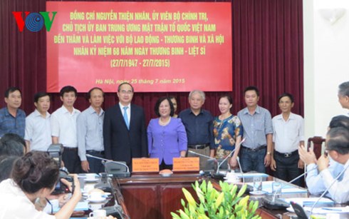 นโยบายผู้ที่บำเพ็ญประโยชน์ต่อชาติบ้านเมืองต้องได้รับการปฏิบัติอย่างพร้อมเพรียง